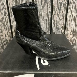 Ladies black snake print boot, size 6 1/2